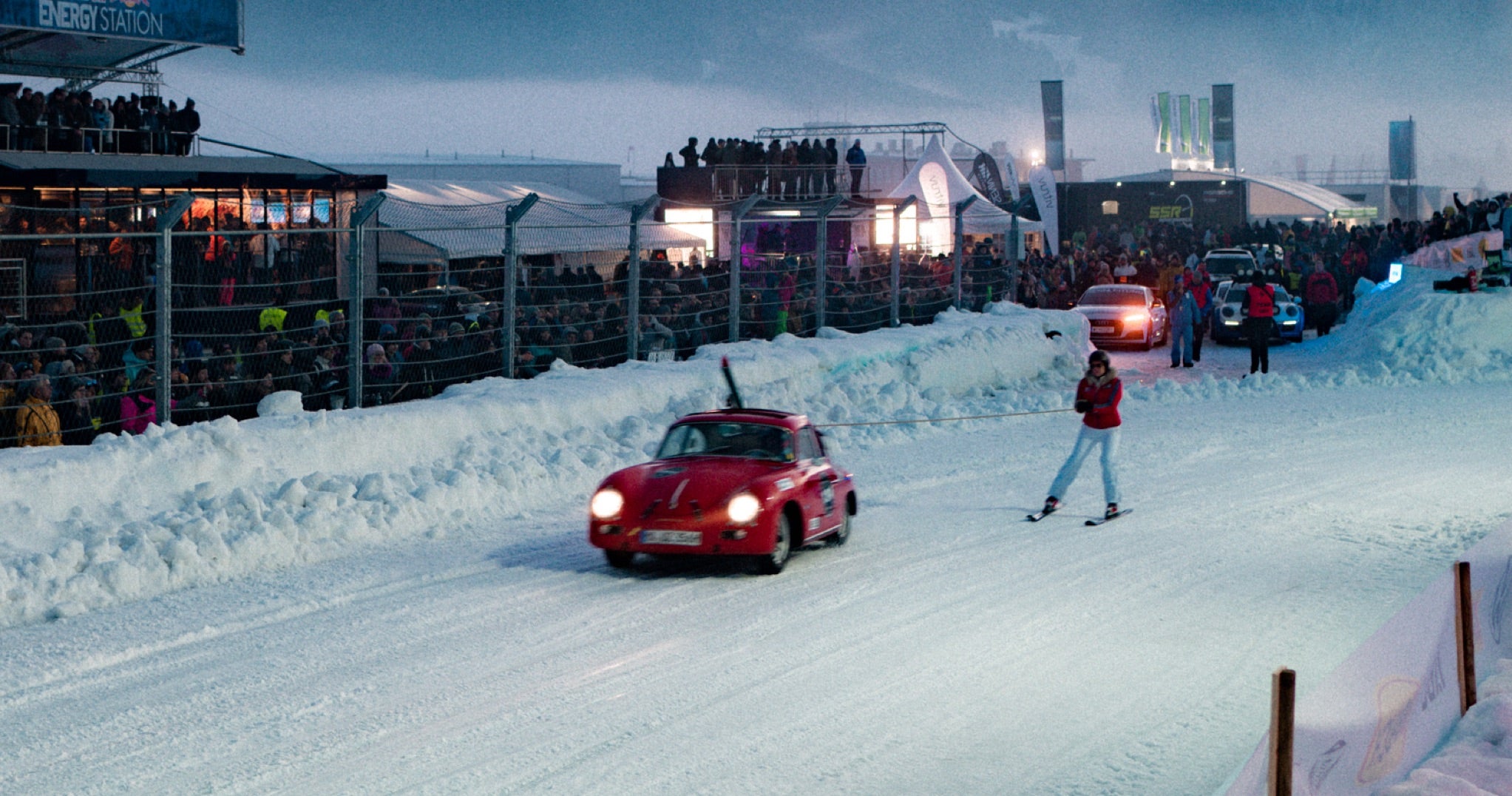 <span>El skijoring, un deporte de riesgo en el que esquiadores son remolcados por coches de carreras, es uno de los platos fuertes del festival GP Ice Race. En la imagen, un intr&eacute;pido participante es arrastrado por un Porsche 356 vintage en la edici&oacute;n de 2020</span> <br/><span class="caption-sub"><em>Cr&eacute;dito de la foto: F.A.T. International</em></span><br/>